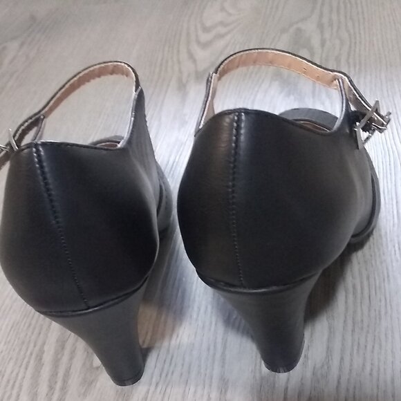 🖤 Journee Collection Elsa Buckle Pump – Black (Size 7, NIB) Rare & Discontinued - Picture 7 of 7